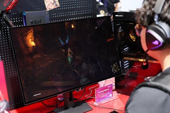 版电竞显示器与双模新品BW2025首秀！pg模拟器ROG 绝神 RO姬x初音未来(图11)